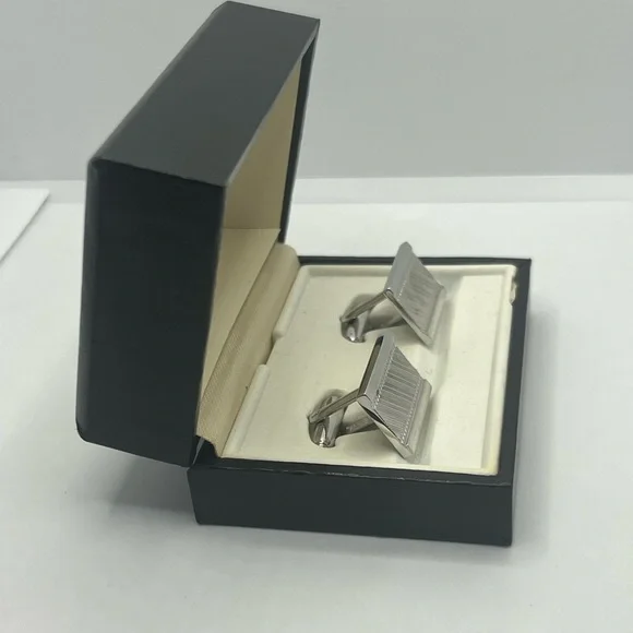 Shields Fifth Avenue boxed NEW silver tone rectangle cuff links line design